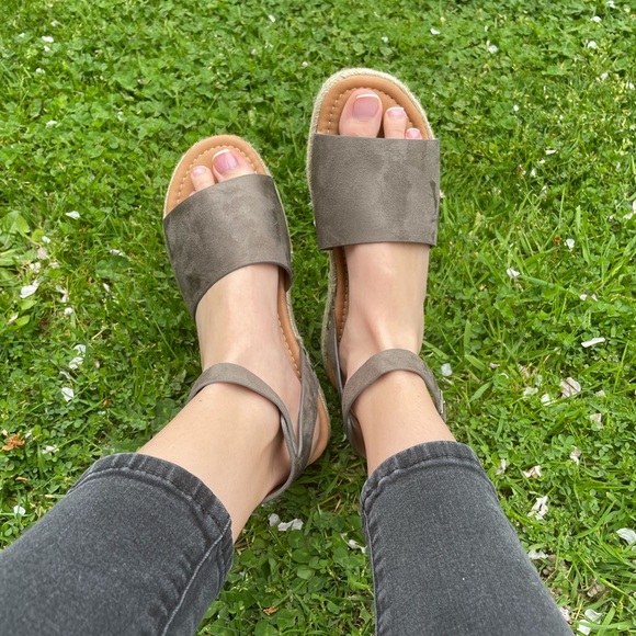 Grey platform wedge sandals (NEW) - Picture 2 of 4